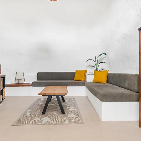 Private House With Pool & Garden