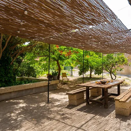 Private House With Pool & Garden