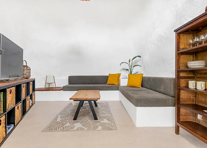 Private House With Pool & Garden