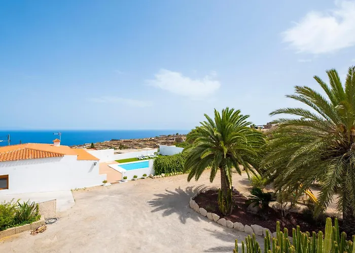 Private House With Pool & Garden Ferienhaus