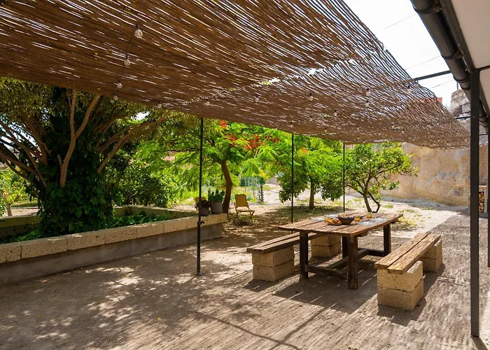 Private House With Pool & Garden