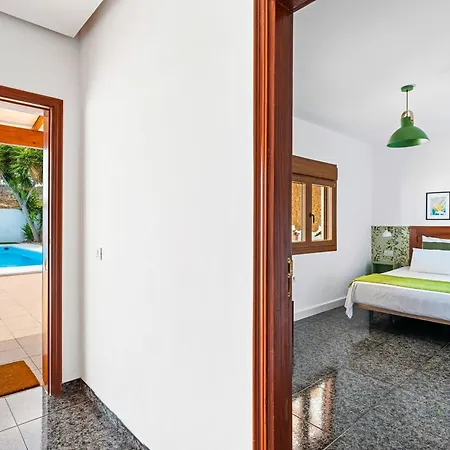 Private House With Pool & Garden 펜션 *