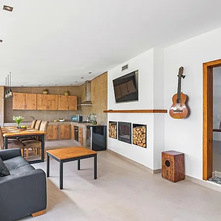 Private House With Pool & Garden グイマー