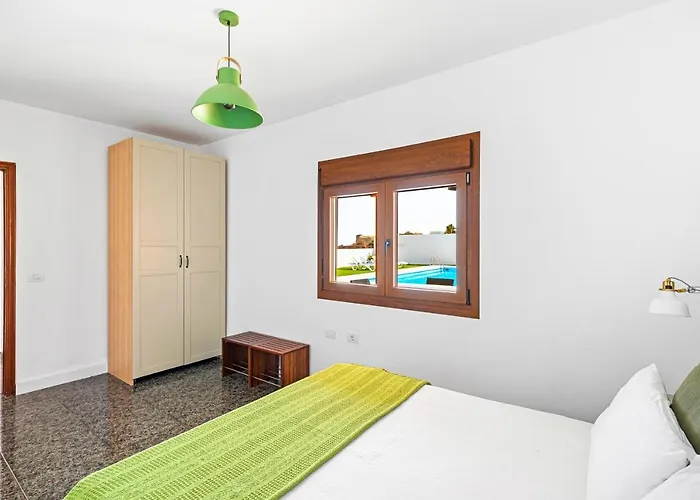 Private House With Pool & Garden Hébergement de vacances