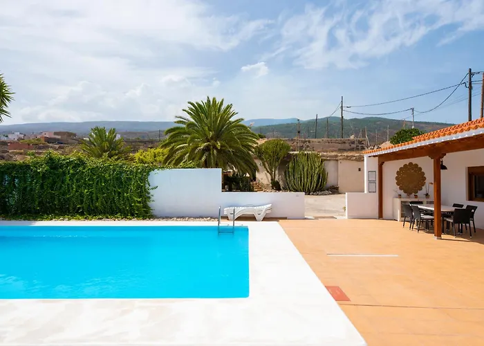 Private House With Pool & Garden